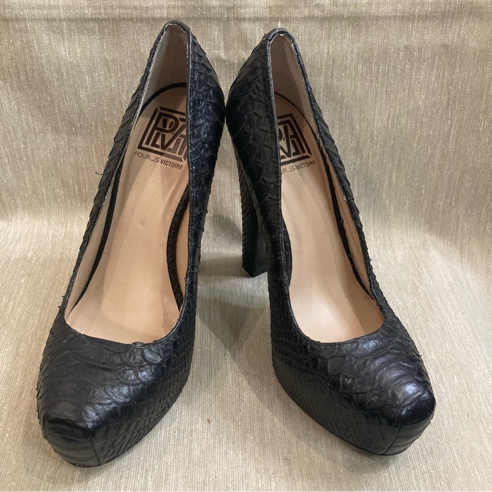POUR LA VICTOIRE Sz 7 Croc  Embossed Leather Chunky Heels Pumps